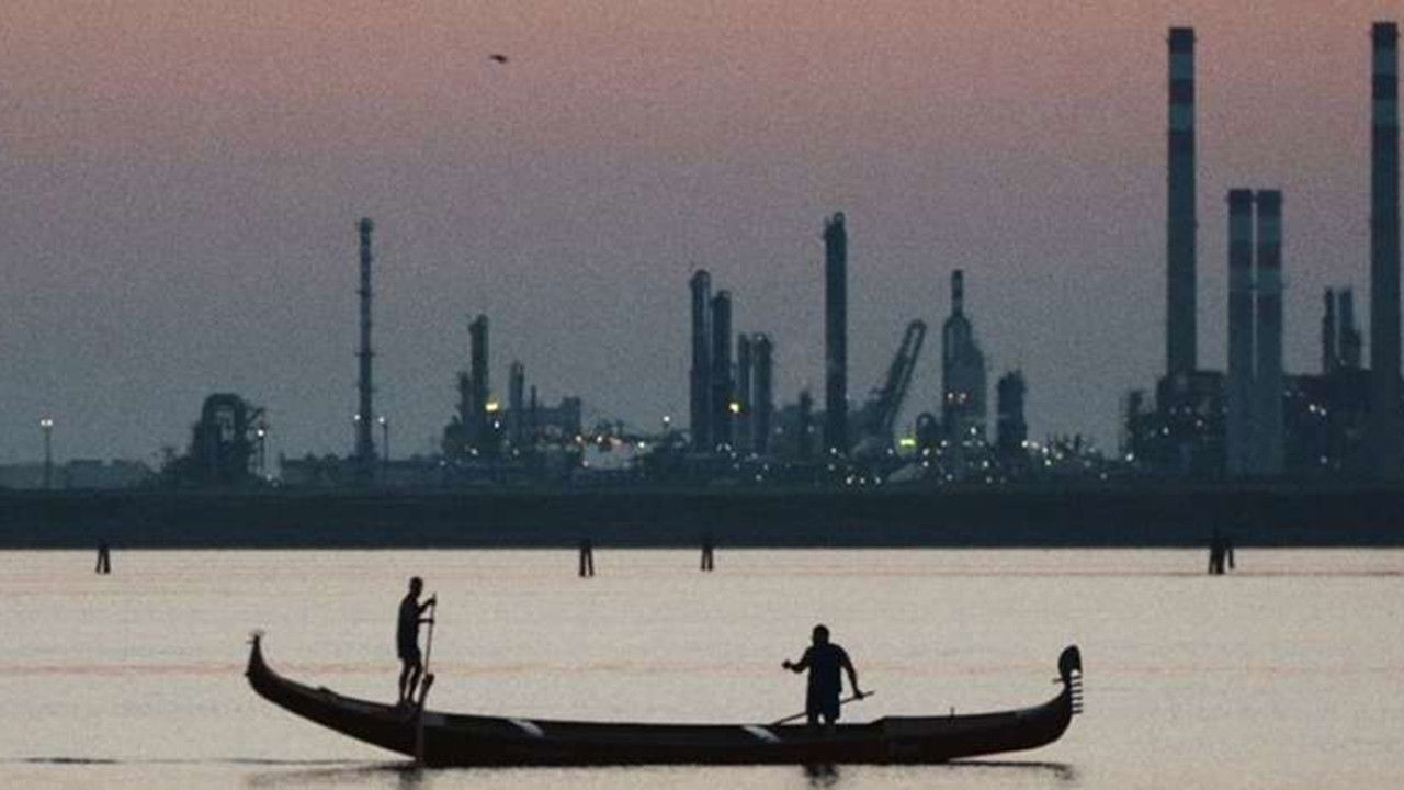 Backdrop for Il pianeta in mare