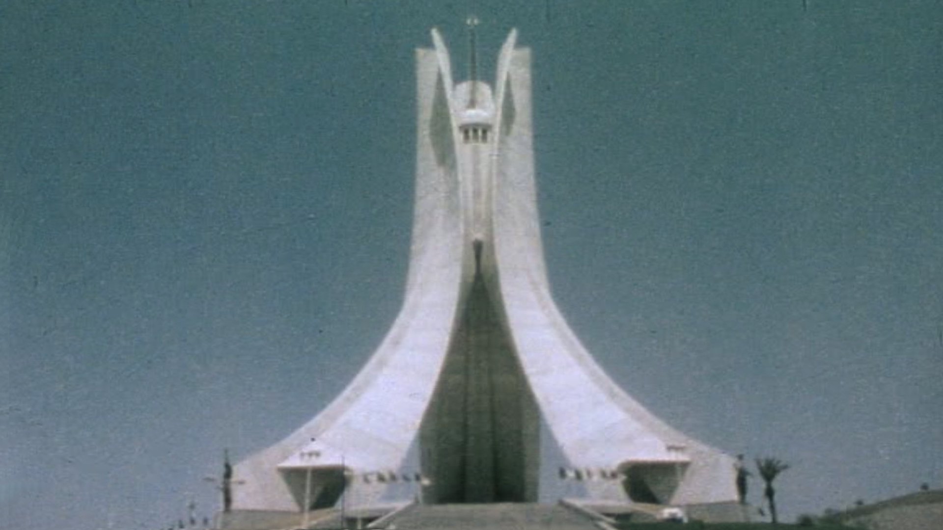 Backdrop for Déjà le sang de mai ensemençait novembre