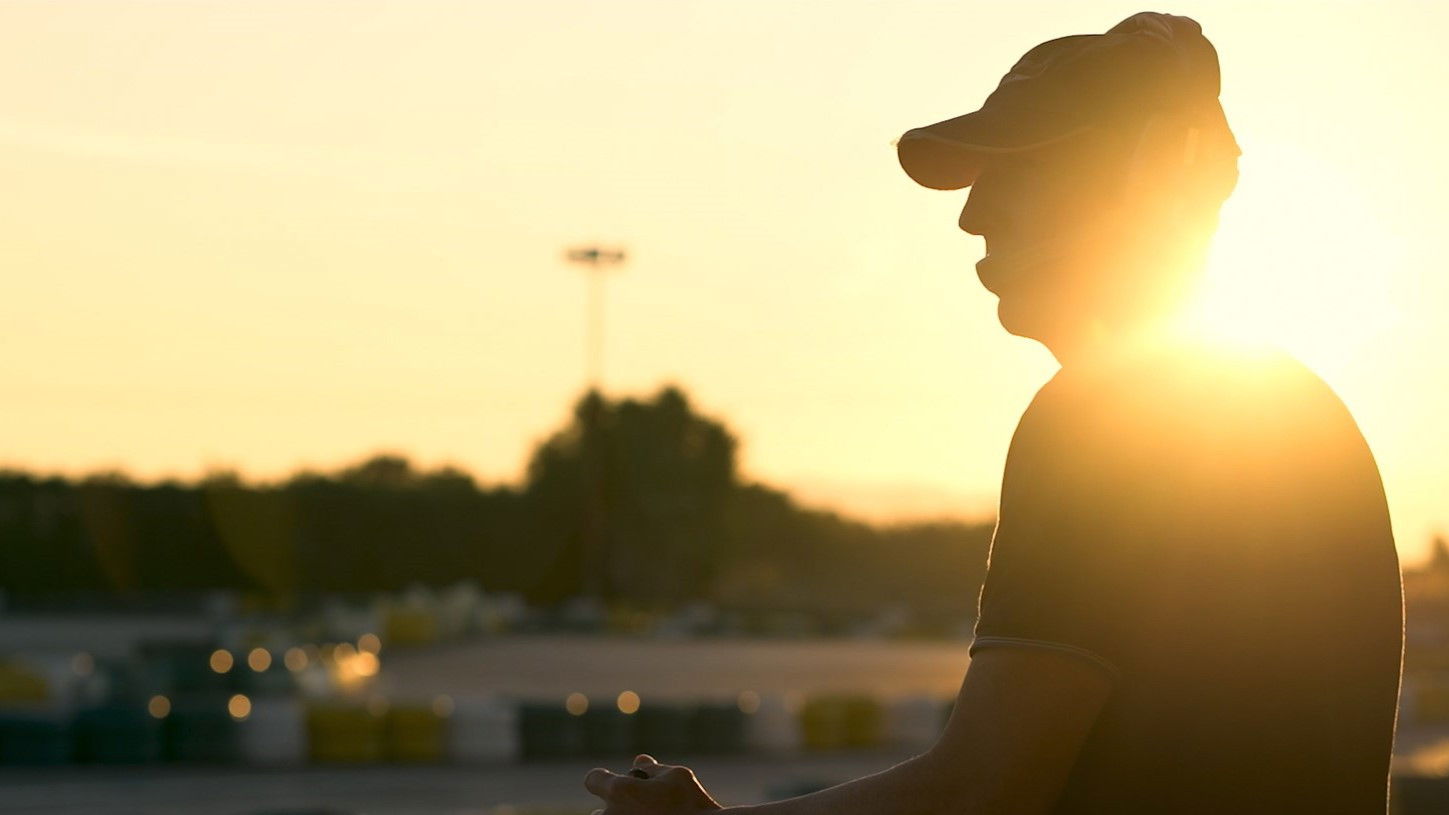 Backdrop for Más Rápido