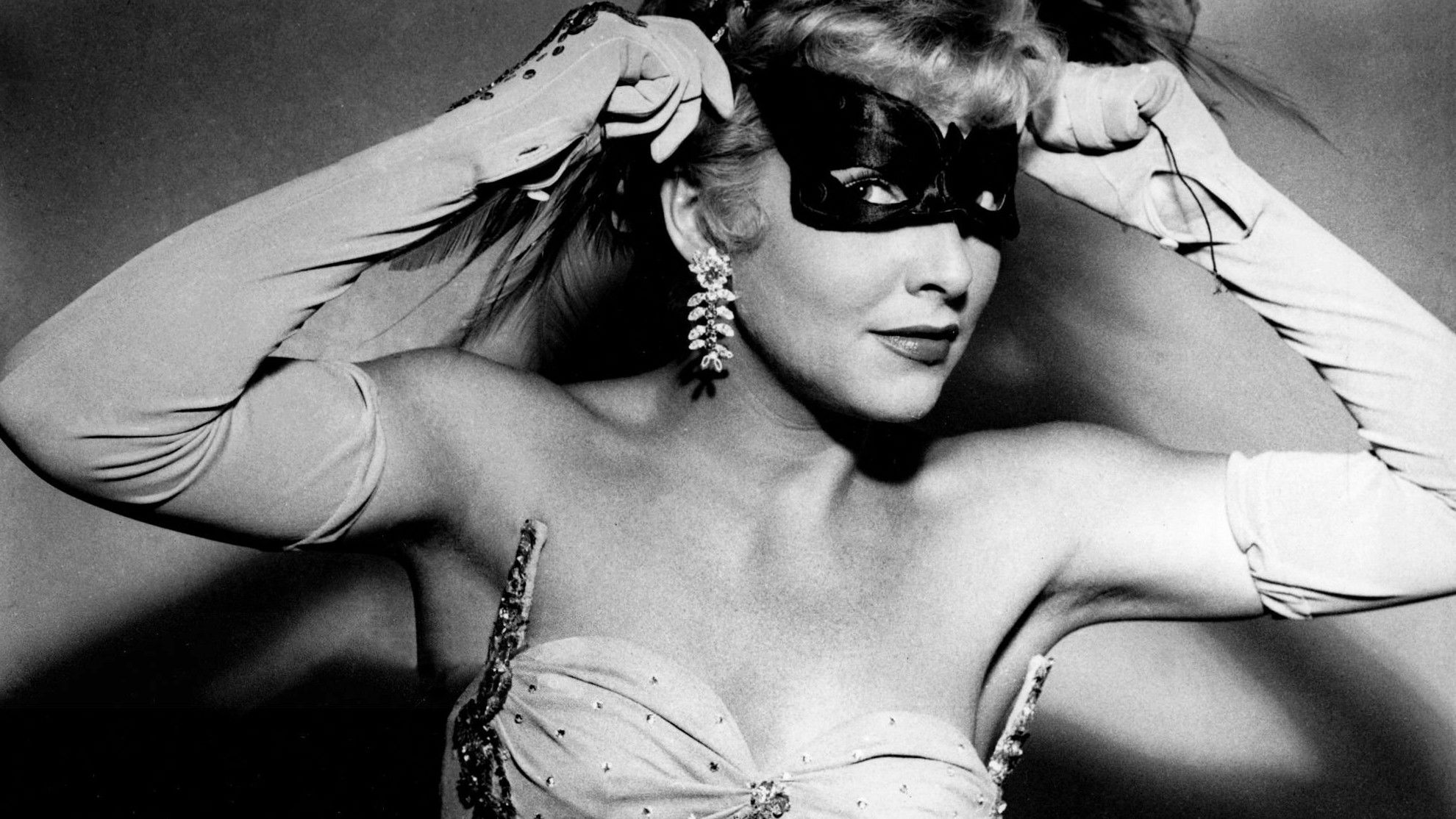 Backdrop for She's a girl from Paris