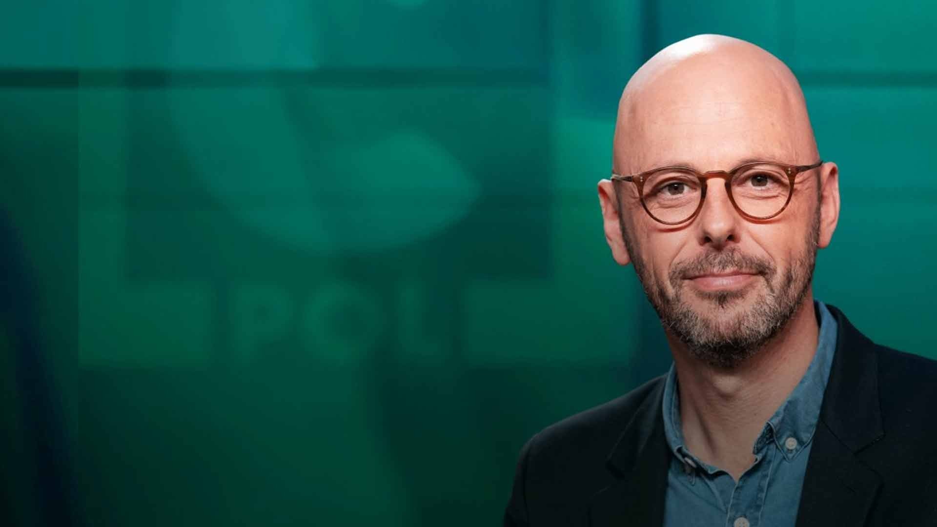 Backdrop for C Politique