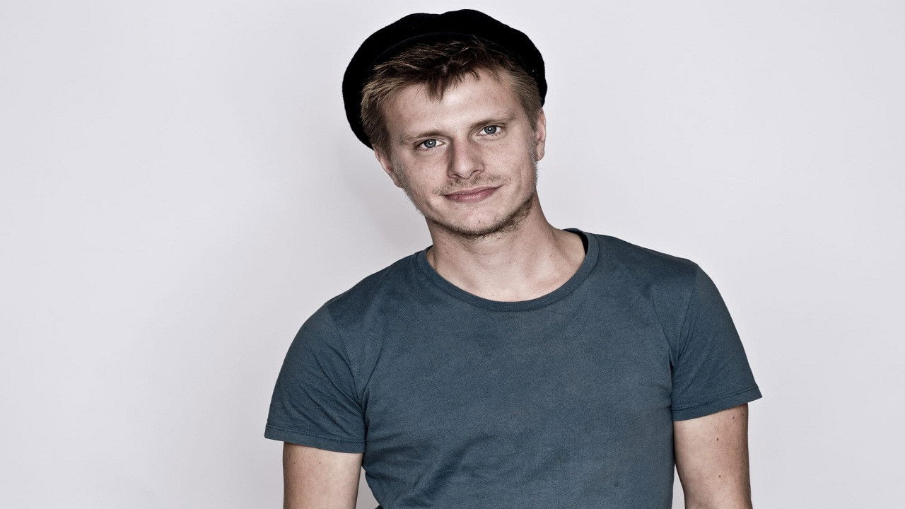 Backdrop for Moritz Neumeier: Kein scheiß Regenbogen