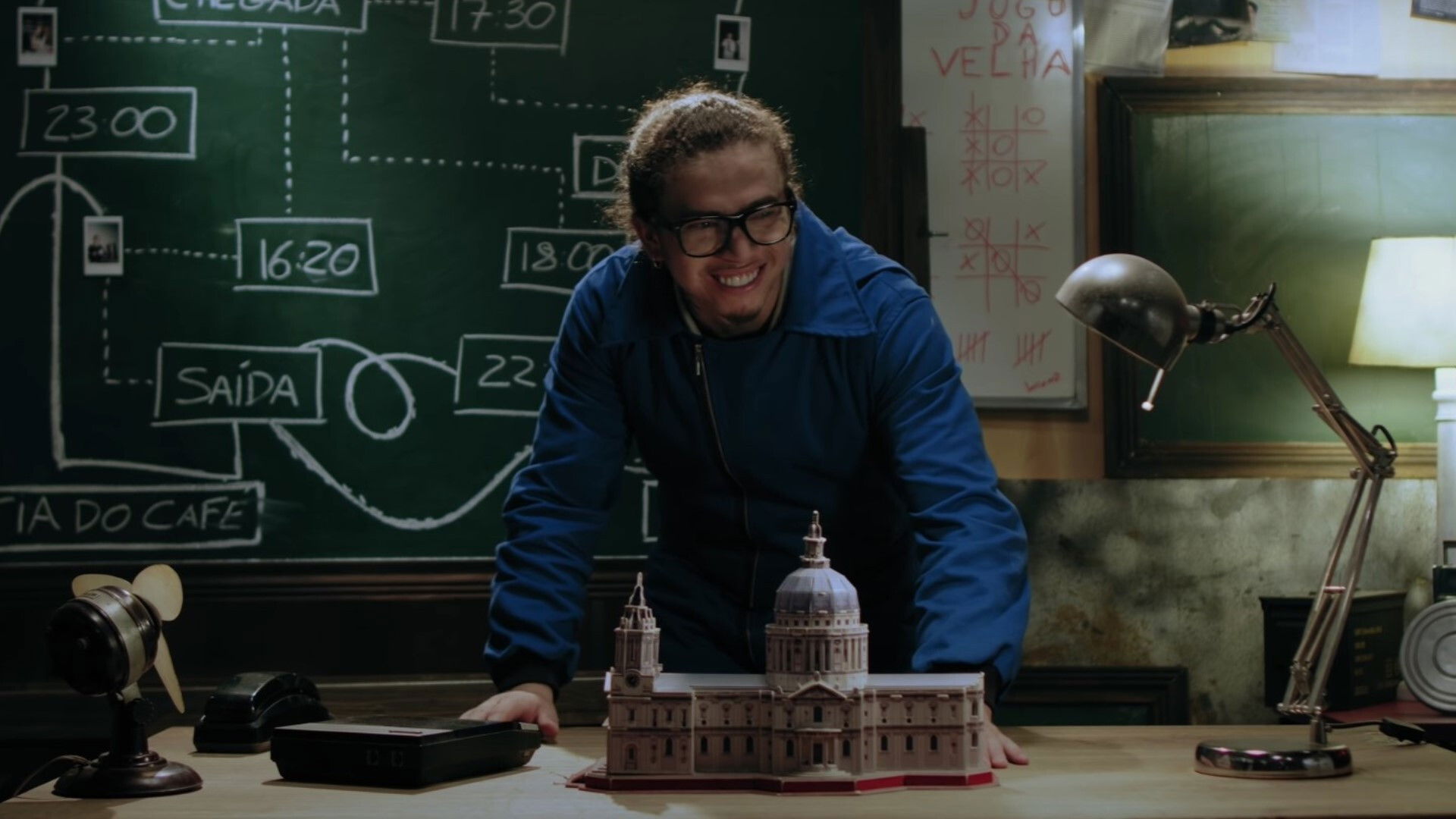 Backdrop for Whindersson criou sua La Cantina de Papel