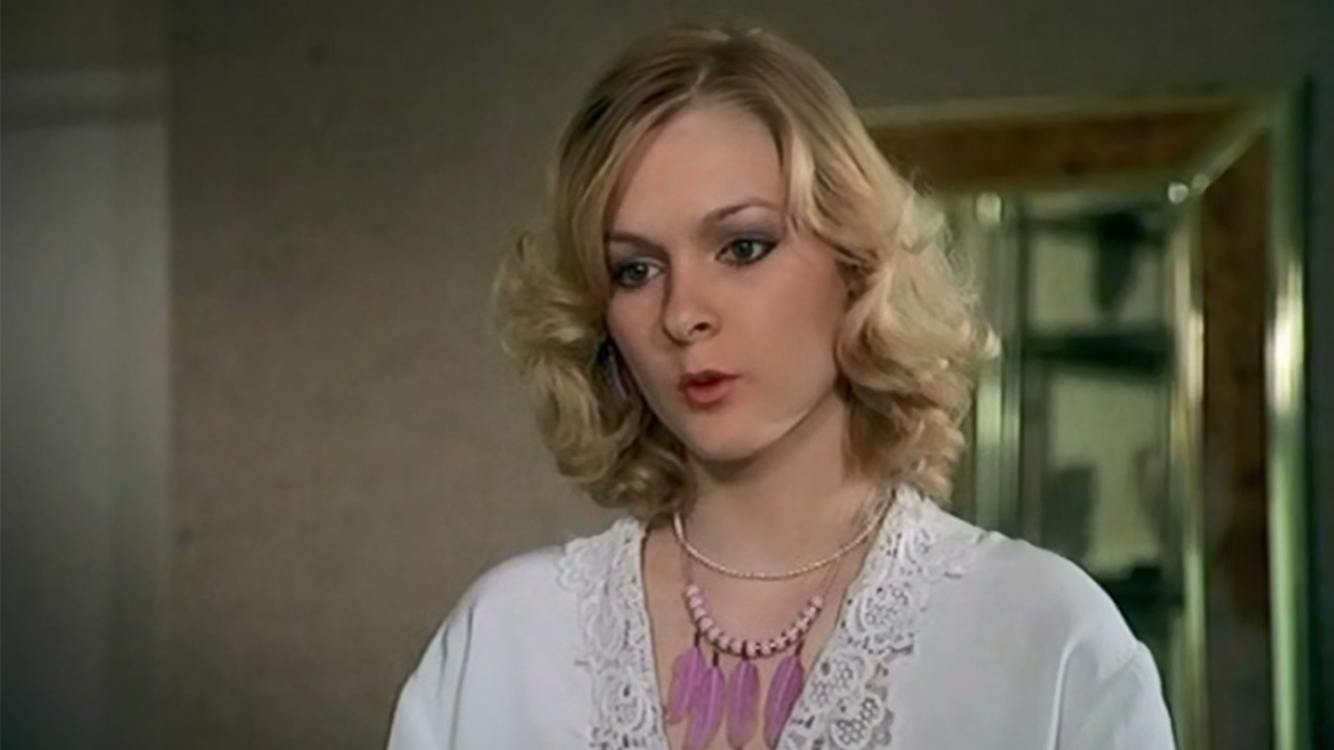 Backdrop for A Foreign Girl in Paris