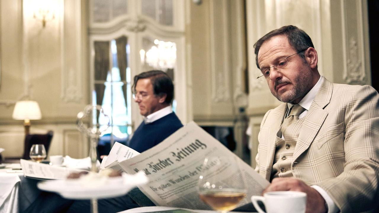 Backdrop for Allmen and the Mystery of the Dahlias