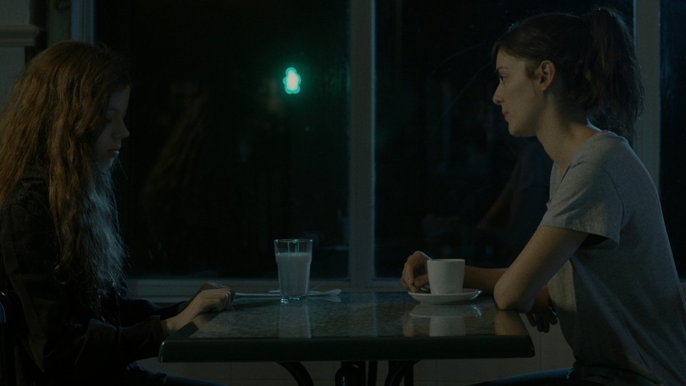 Backdrop for Ella y la oscuridad