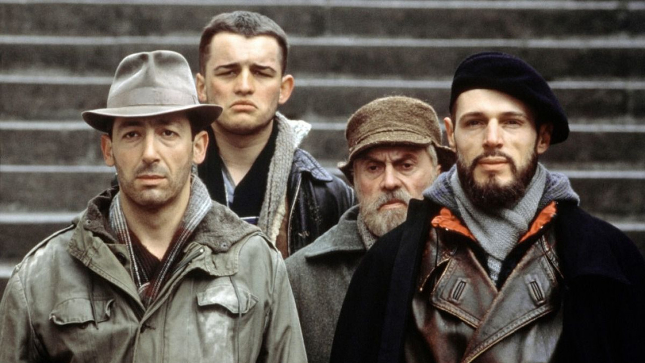 Backdrop for Hiver 54, l'abbé Pierre