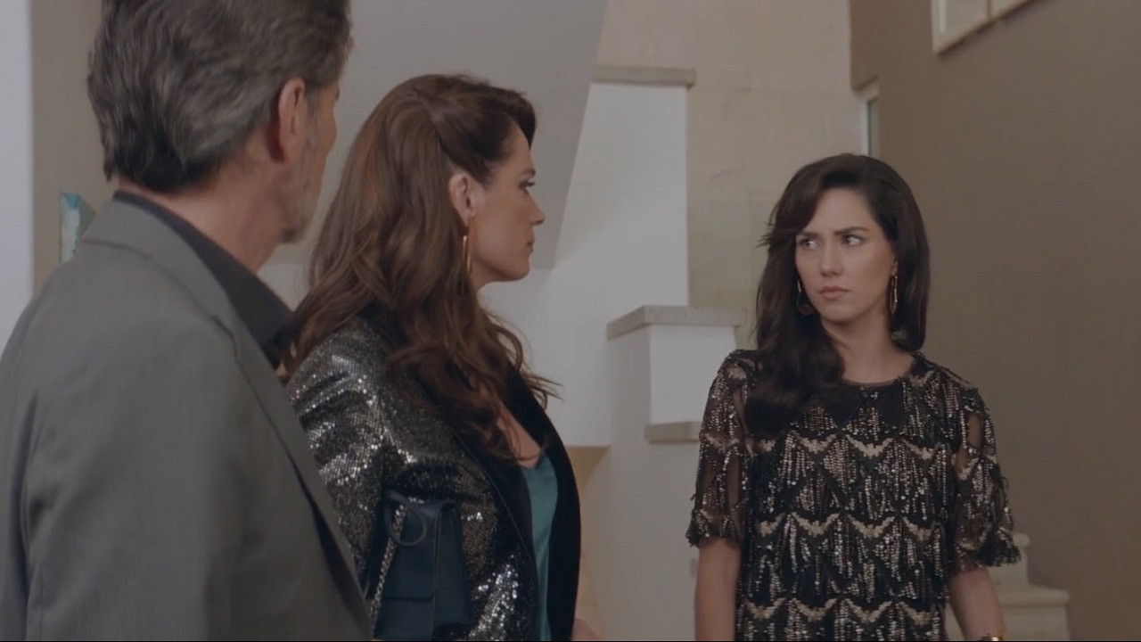 Backdrop for Un Retrato de Familia