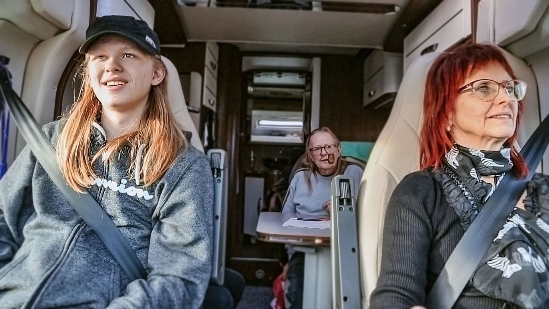 Backdrop for Pludselig boede jeg hos Sussi og Leo