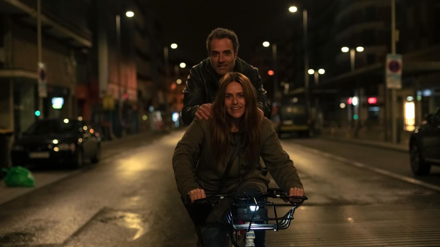 Backdrop for La deuda