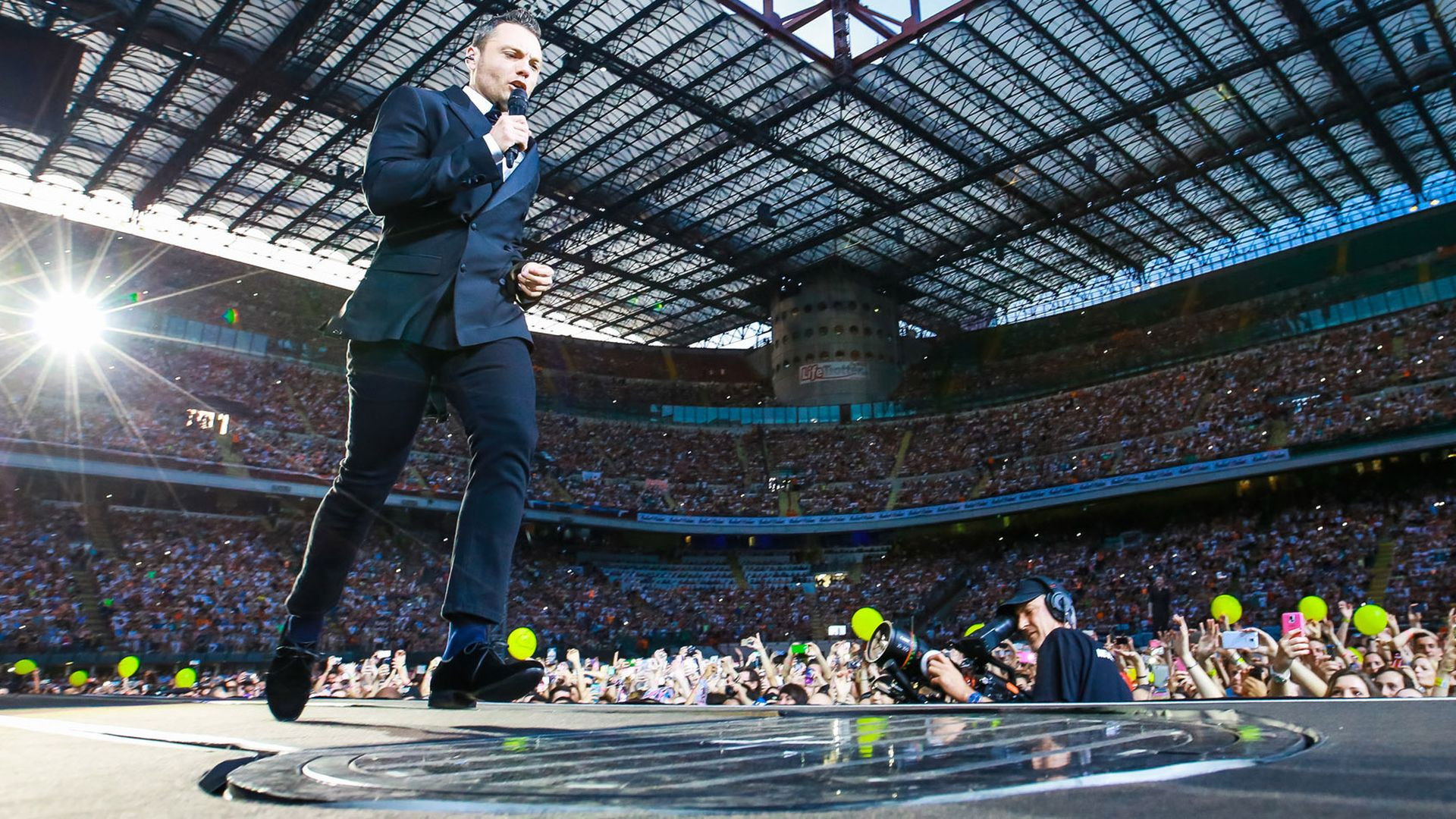 Backdrop for TZN - Tiziano Ferro lo Stadio Tour 2015