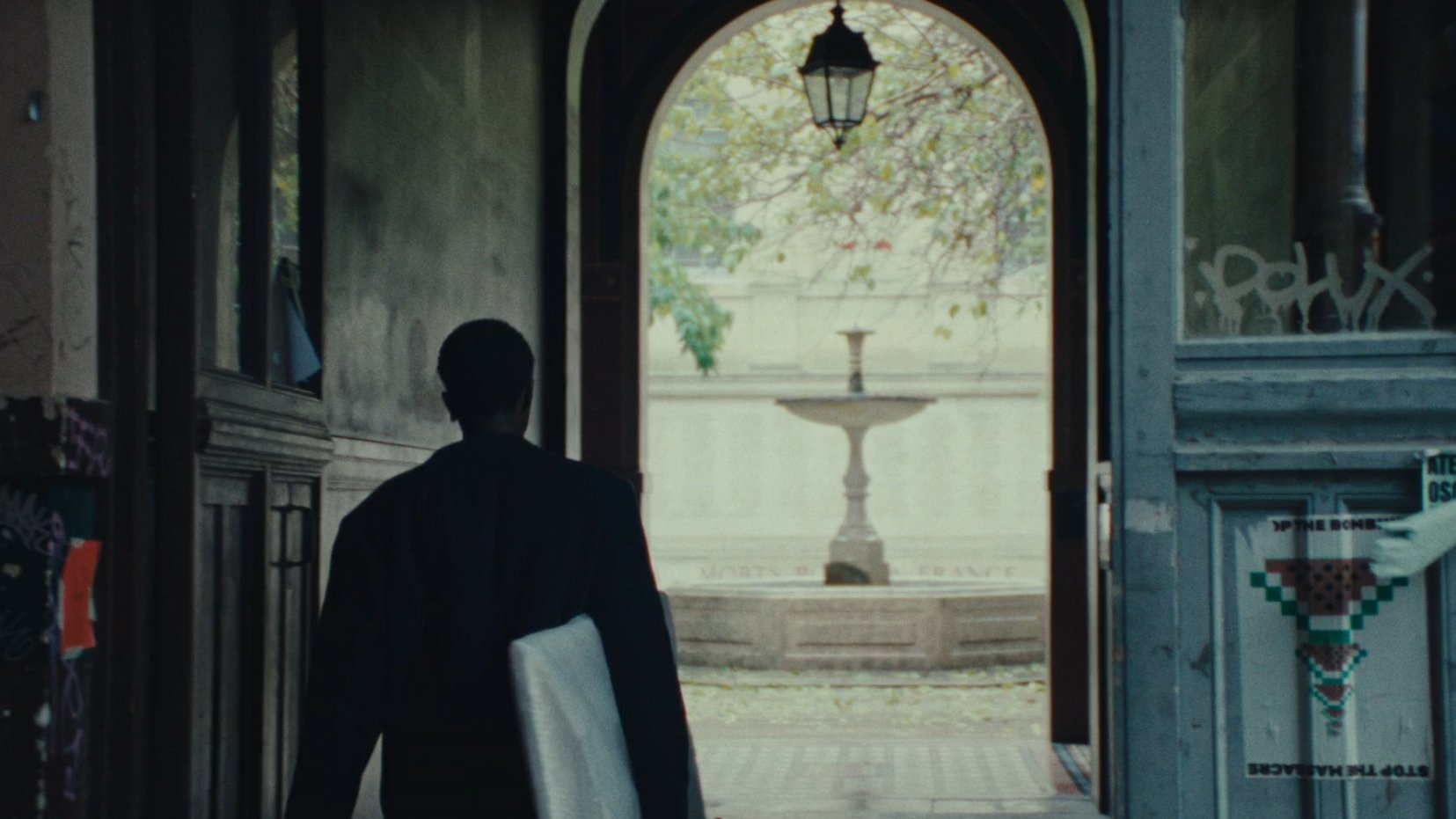 Backdrop for L'avance