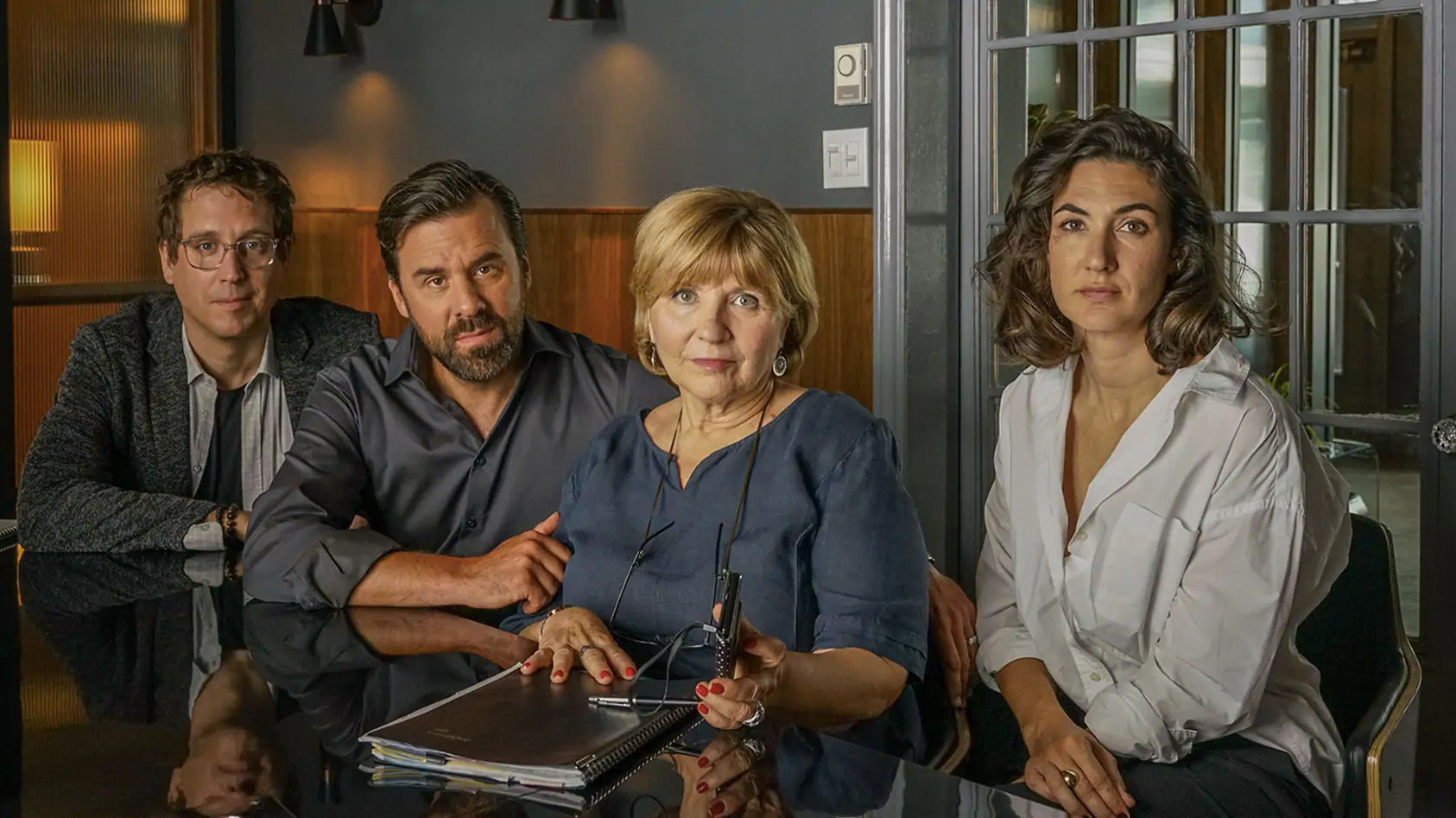 Backdrop for Les invisibles