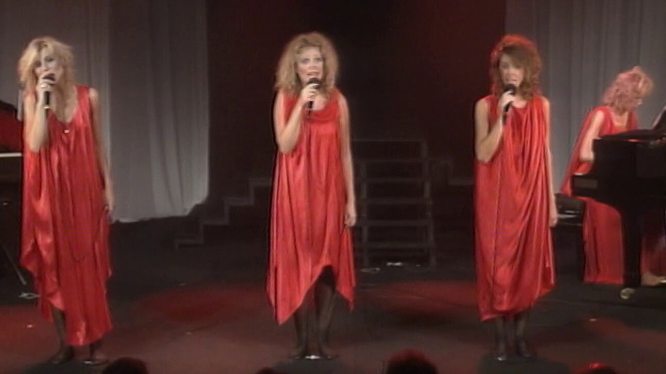 Backdrop for Ainbusk Singers - Bondbrudar i Närbild