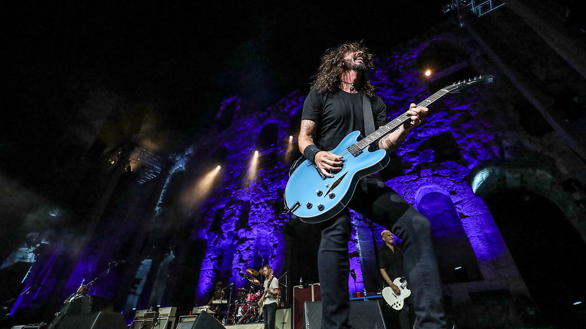 Backdrop for Foo Fighters – Landmarks Live in Concert: A Great Performances Special