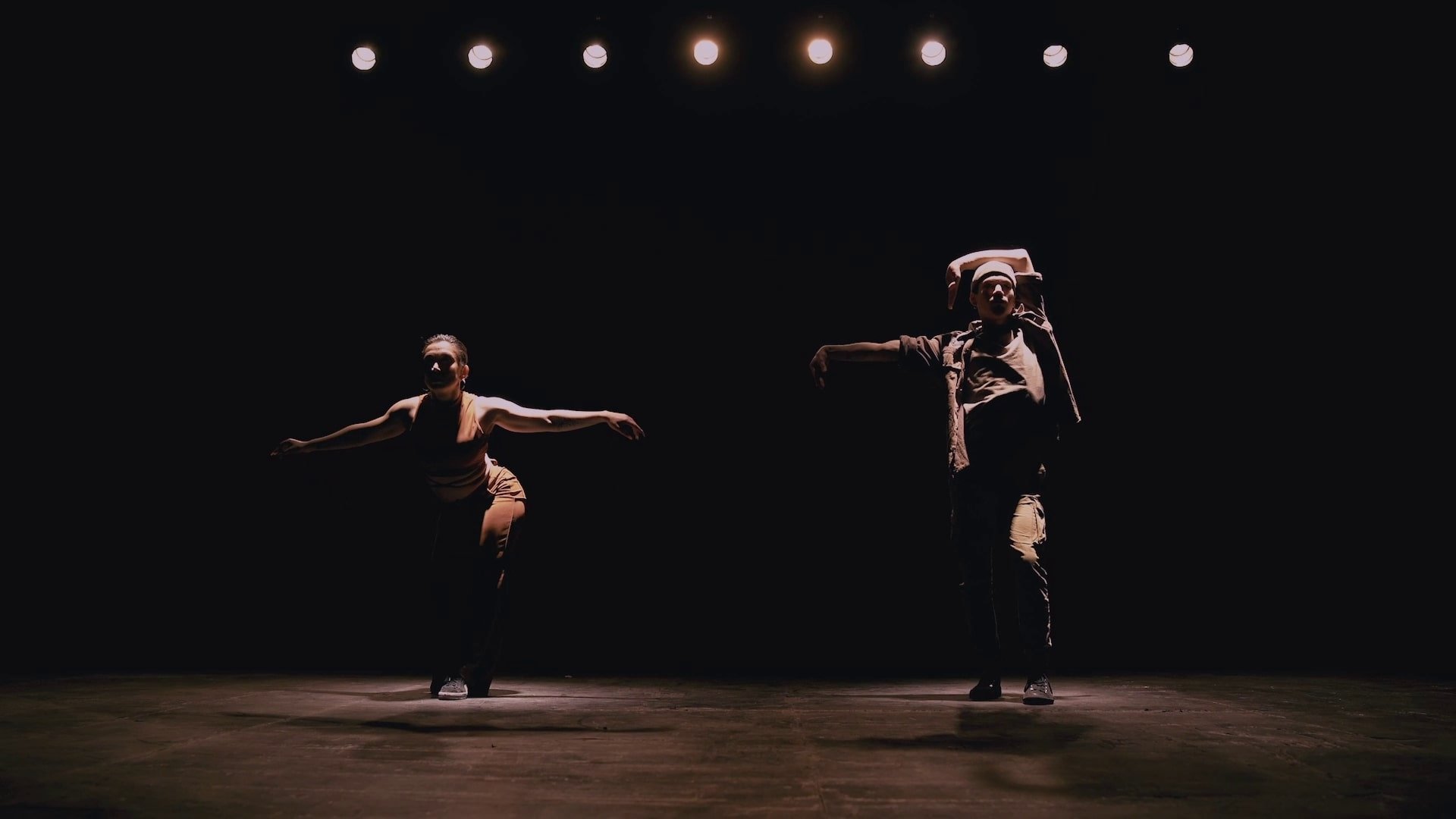 Backdrop for Bailando al Margen: Vogue, Waack y el arte de la expresión.