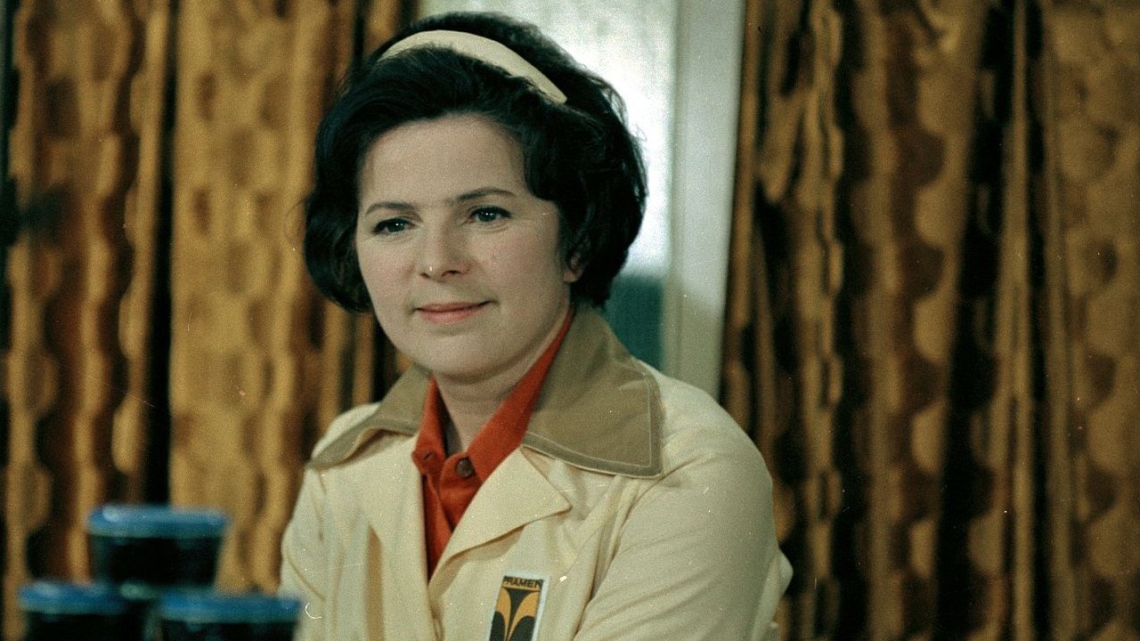 Backdrop for Žena za pultem