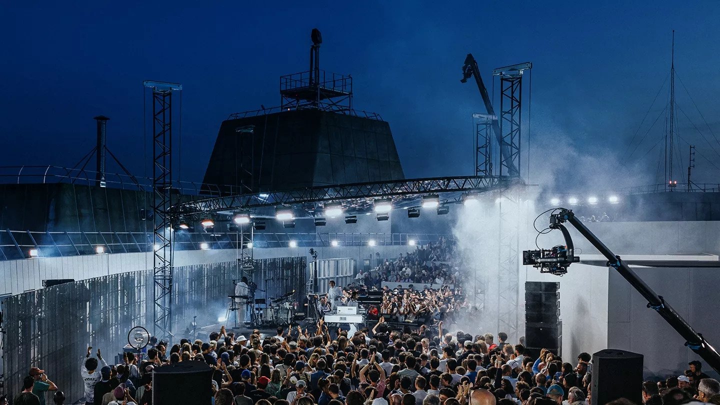 Backdrop for Terminal 1 : Air, Phoenix et Étienne de Crécy