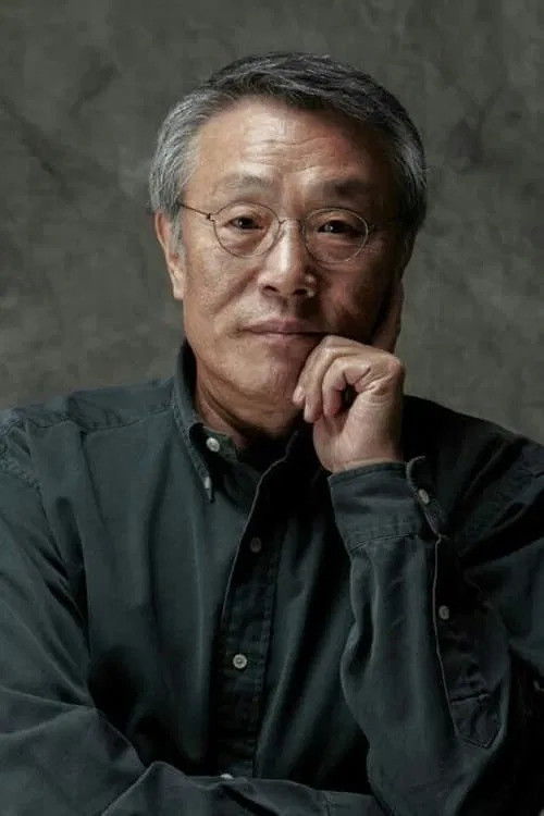 Photo of Hwang Sok-yong