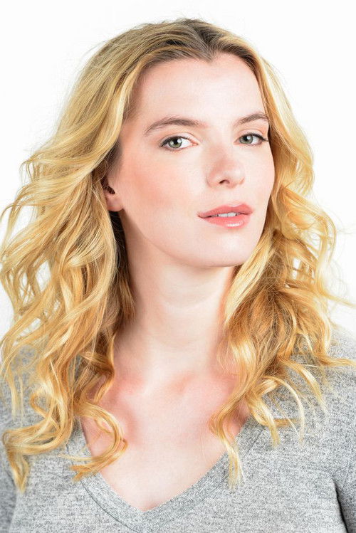 Photo of Betty Gilpin