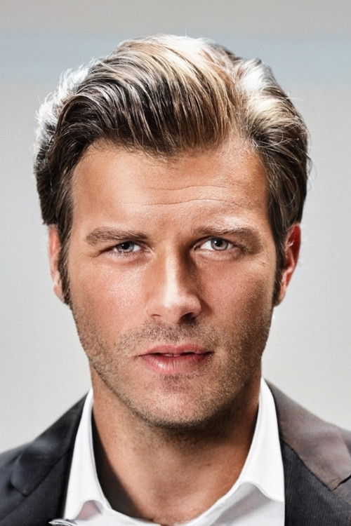 Photo of Kıvanç Tatlıtuğ