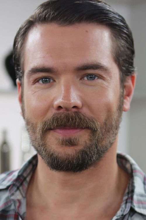 Photo of Charlie Weber