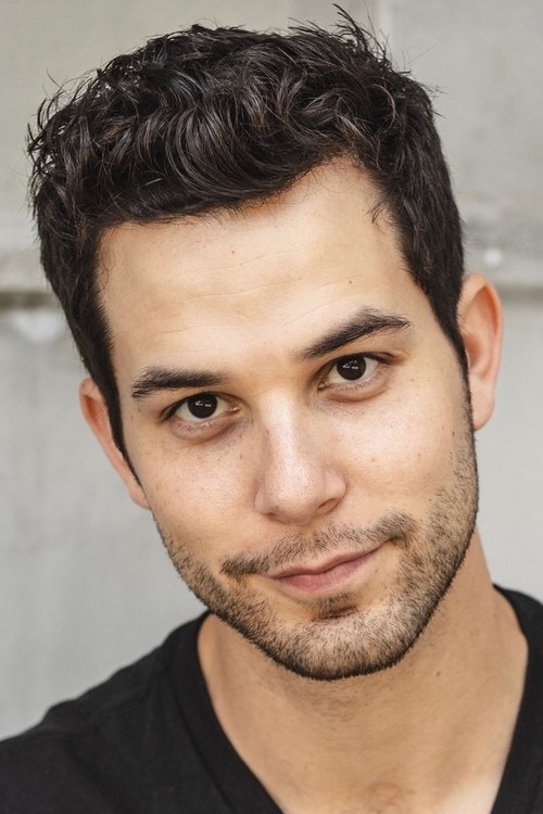 Photo of Skylar Astin