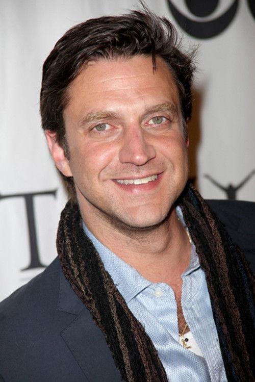 Photo of Raúl Esparza