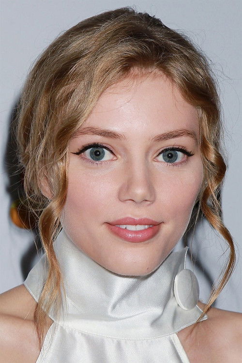 Photo of Grace Van Dien