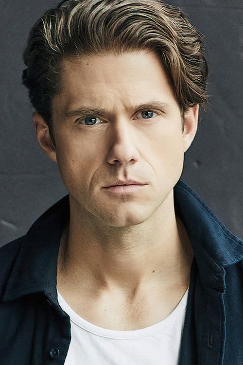 Photo of Aaron Tveit