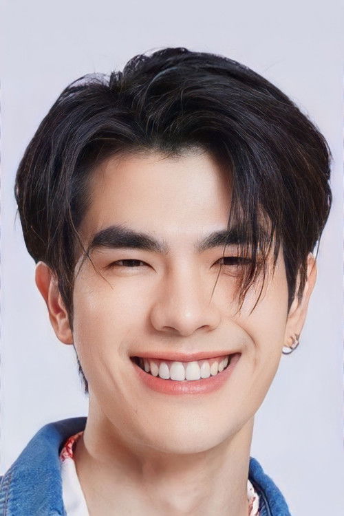 Photo of Phakphum Romsaithong