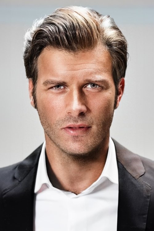 Photo of Kıvanç Tatlıtuğ