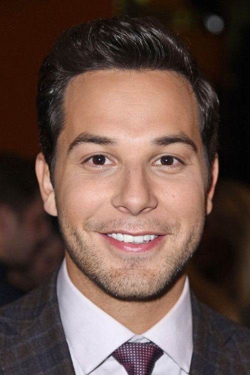 Photo of Skylar Astin
