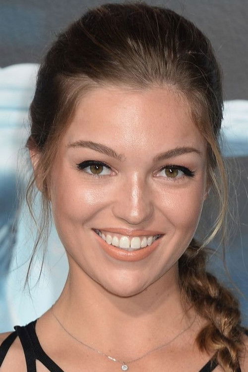 Photo of Lili Simmons