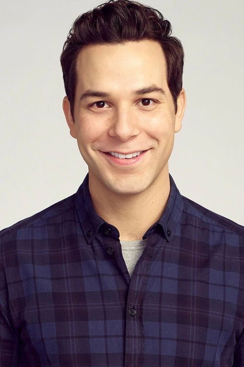 Photo of Skylar Astin