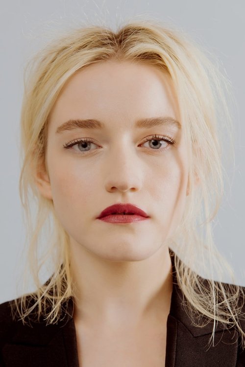 Photo of Julia Garner