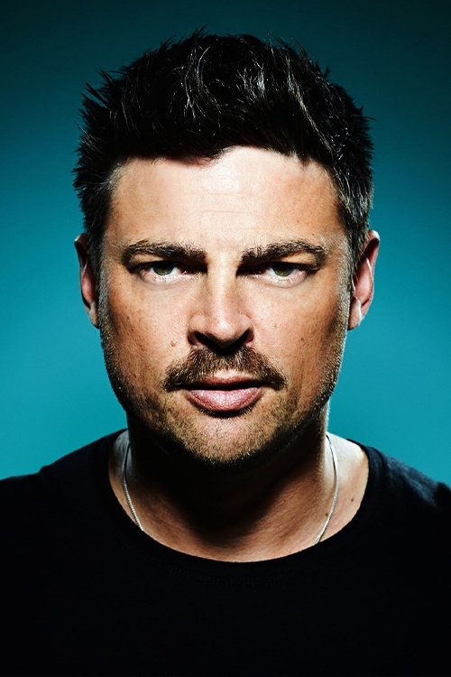 Photo of Karl Urban