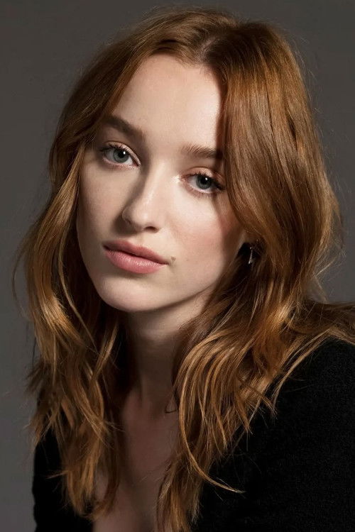 Photo of Phoebe Dynevor