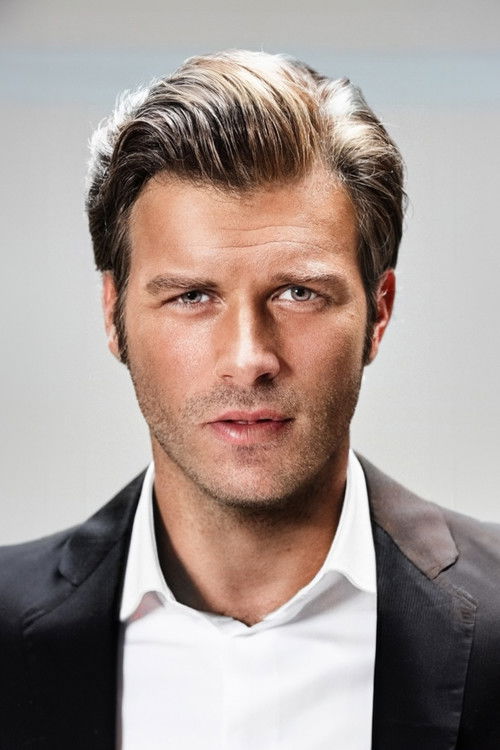 Photo of Kıvanç Tatlıtuğ