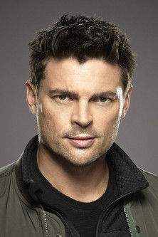 Photo of Karl Urban