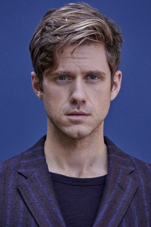 Photo of Aaron Tveit