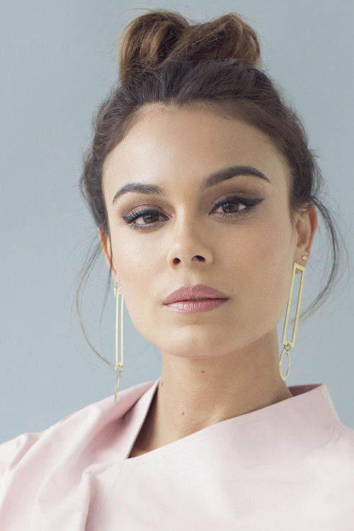 Photo of Nathalie Kelley
