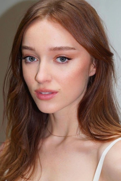 Photo of Phoebe Dynevor