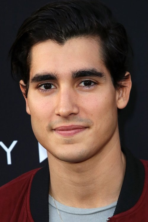 Photo of Henry Zaga