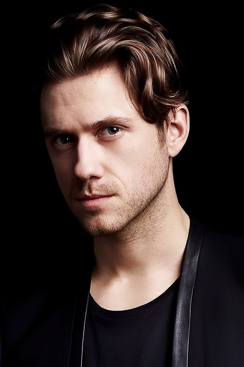 Photo of Aaron Tveit