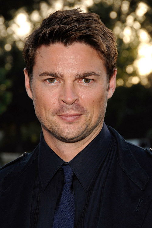 Photo of Karl Urban