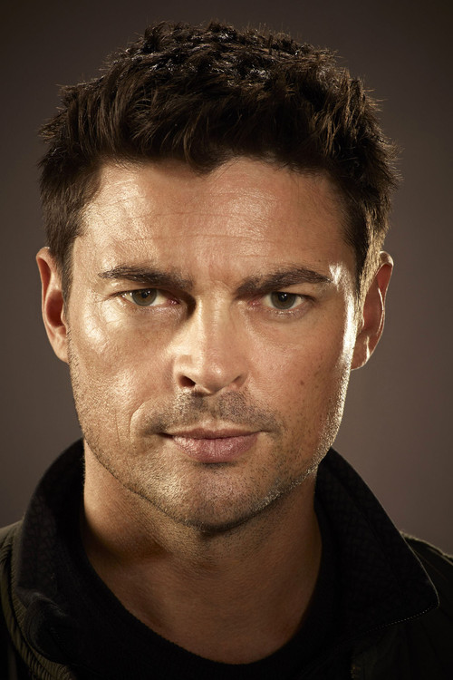 Photo of Karl Urban