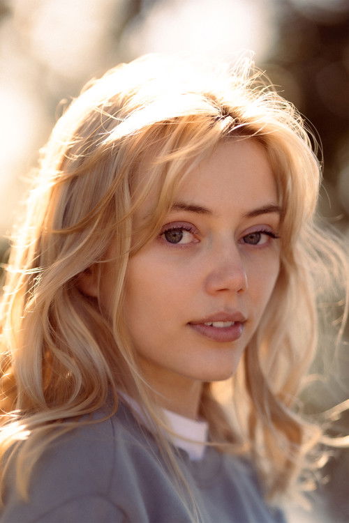 Photo of Grace Van Dien