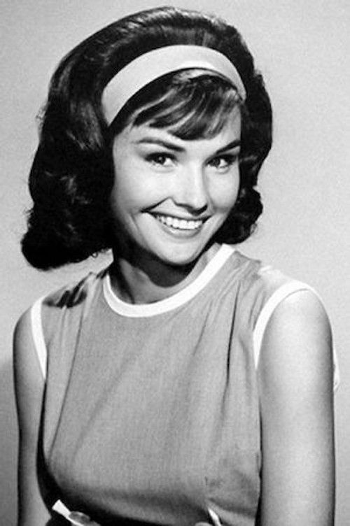 Photo of Lori Saunders