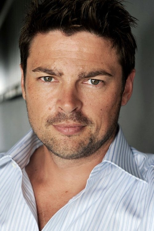 Photo of Karl Urban